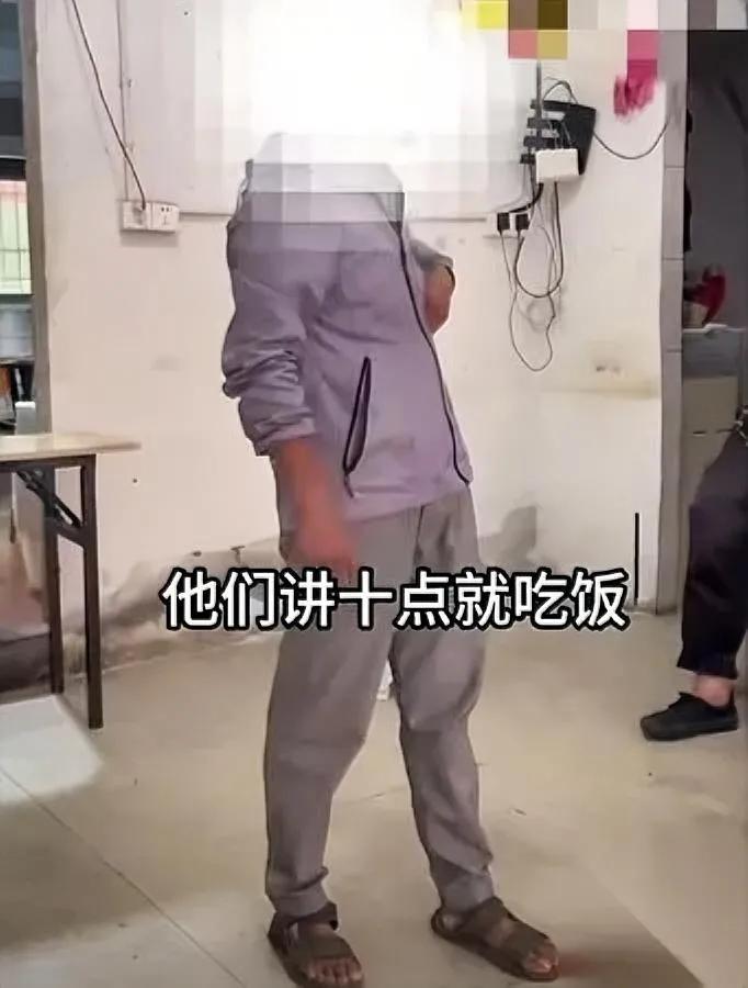 免费饭还催老板？

义乌这家爱心店的老板急了！

来吃免费餐的大哥站旁边直跺脚：