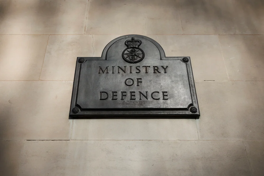 俄罗斯军舰鸣枪示警，英国国防部调查