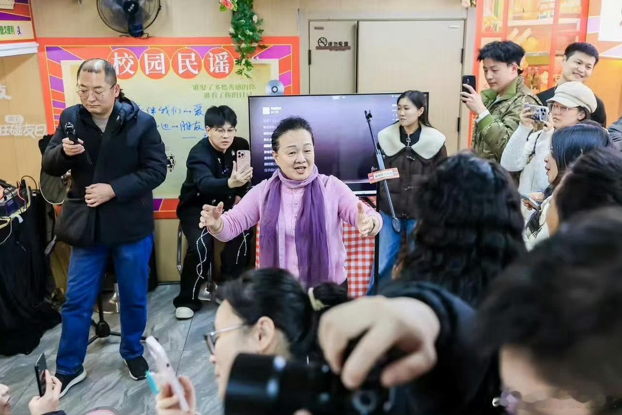 太原便利店秒变老狼安可现场，歌迷合唱满是青春，烟火气里的民谣浪漫老狼歌迷在山西便