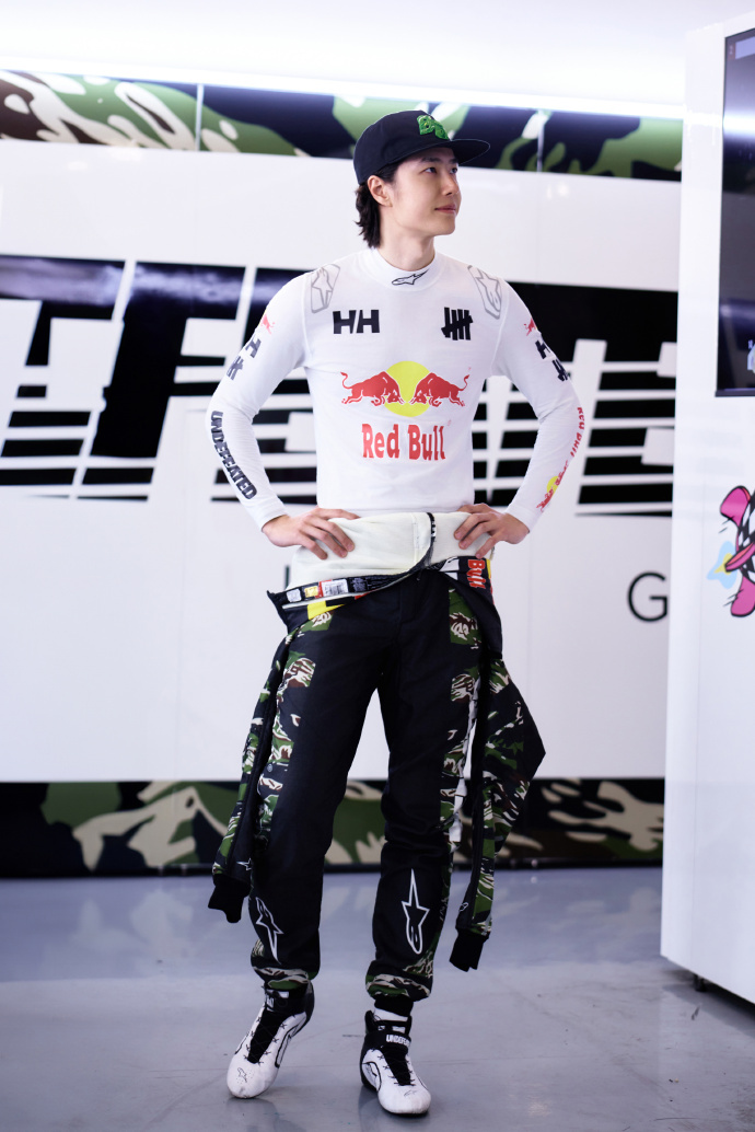 王一博疾驰有度进无止境 王一博85号车组揭幕战顺利完赛 王一博85号车组揭幕战顺