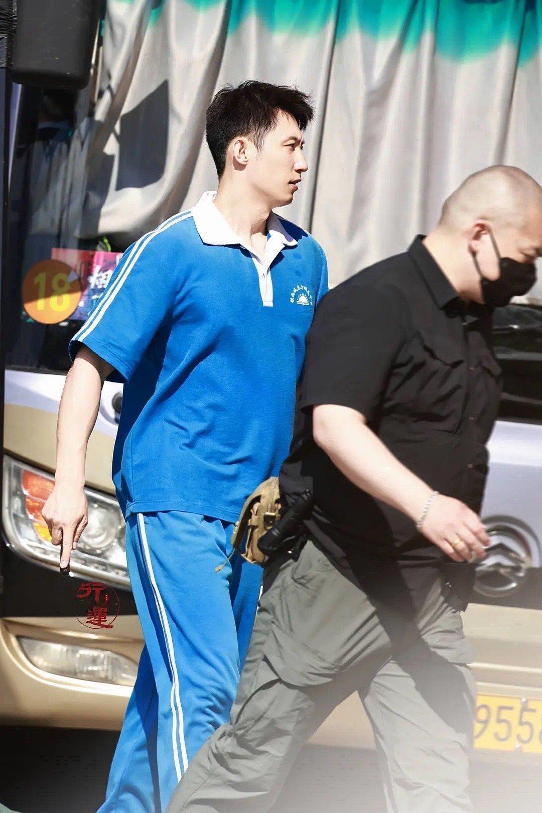 黄景瑜新剧31岁演17岁，黄景瑜初中就开始健身，16岁就是健身达人了。这身材拍少