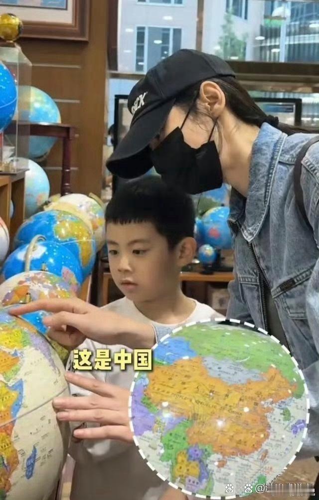 秋瓷炫带6岁儿子坐地铁，本人比电视里还瘦，上地铁后特别兴奋，小家伙超可爱 