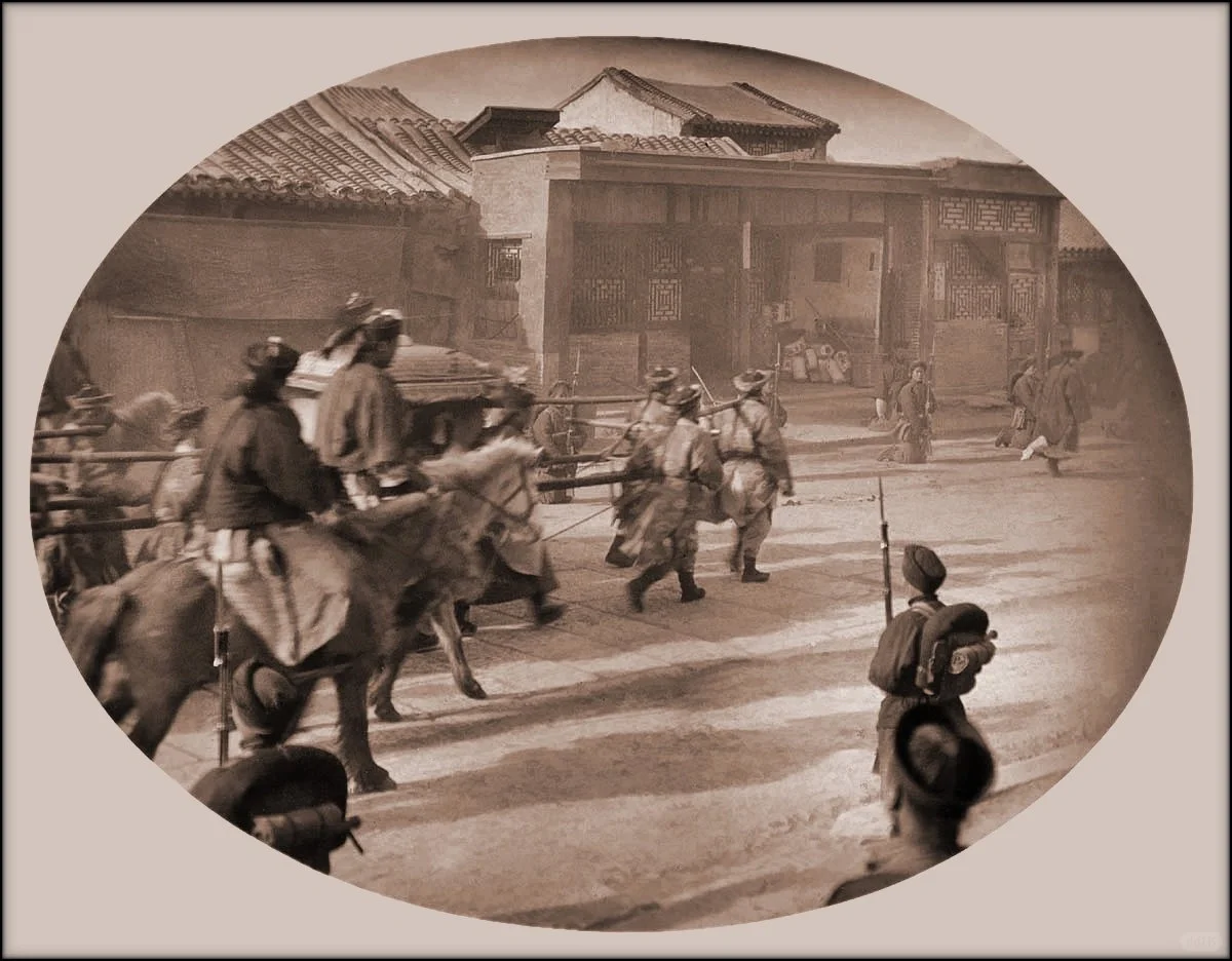 1902年，慈禧太后西逃回京时如同打了胜仗一样“凯旋”回宫，清兵沿路跪...