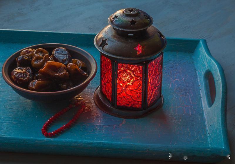 斋月，我们舍不得你走

在望穿秋水中，盼来
新月如钩，挂在斋月的门前
唤醒沉睡灵