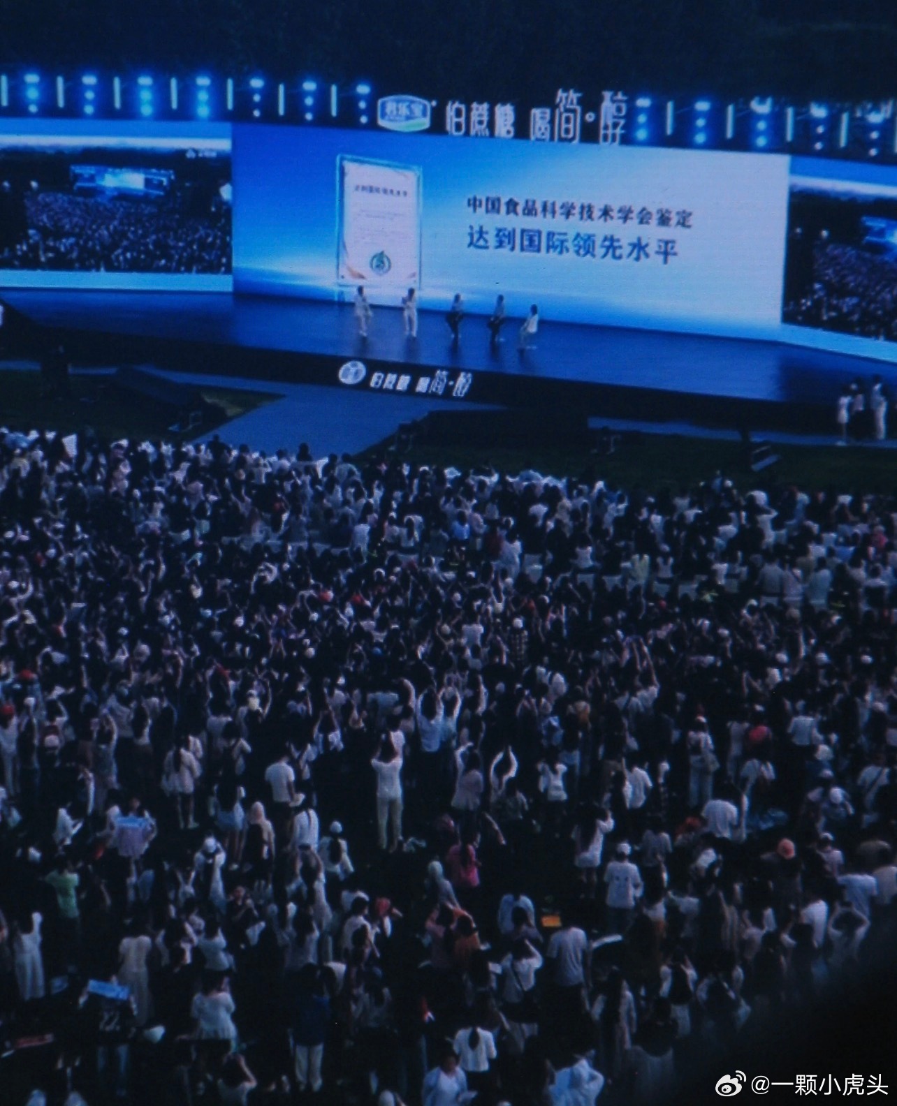 直观感受一下白敬亭的线下人气又下雨又下冰雹的天气，这么多人，小白实火🔥 
