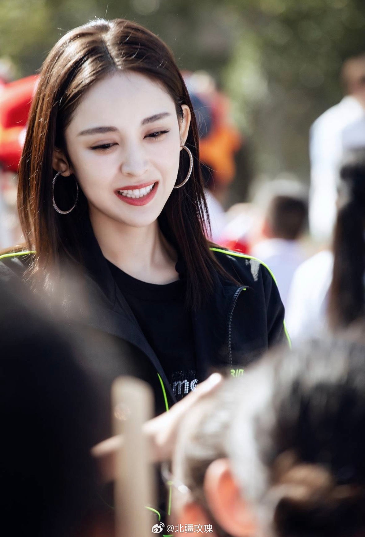人美心善的娜扎，好喜欢这张图，喜欢戴大耳环的女孩，绝对很有个性！！ 