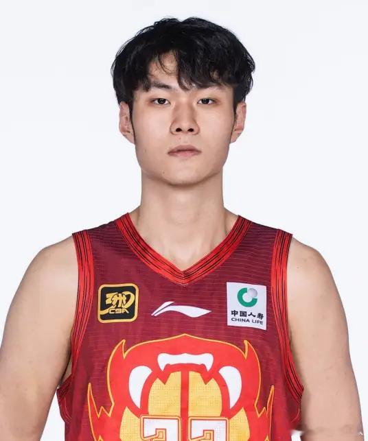 曾凡博伤病治疗王浩然暂离男篮集训经中国男篮队委会研究同意，运动员王浩然今日离队处