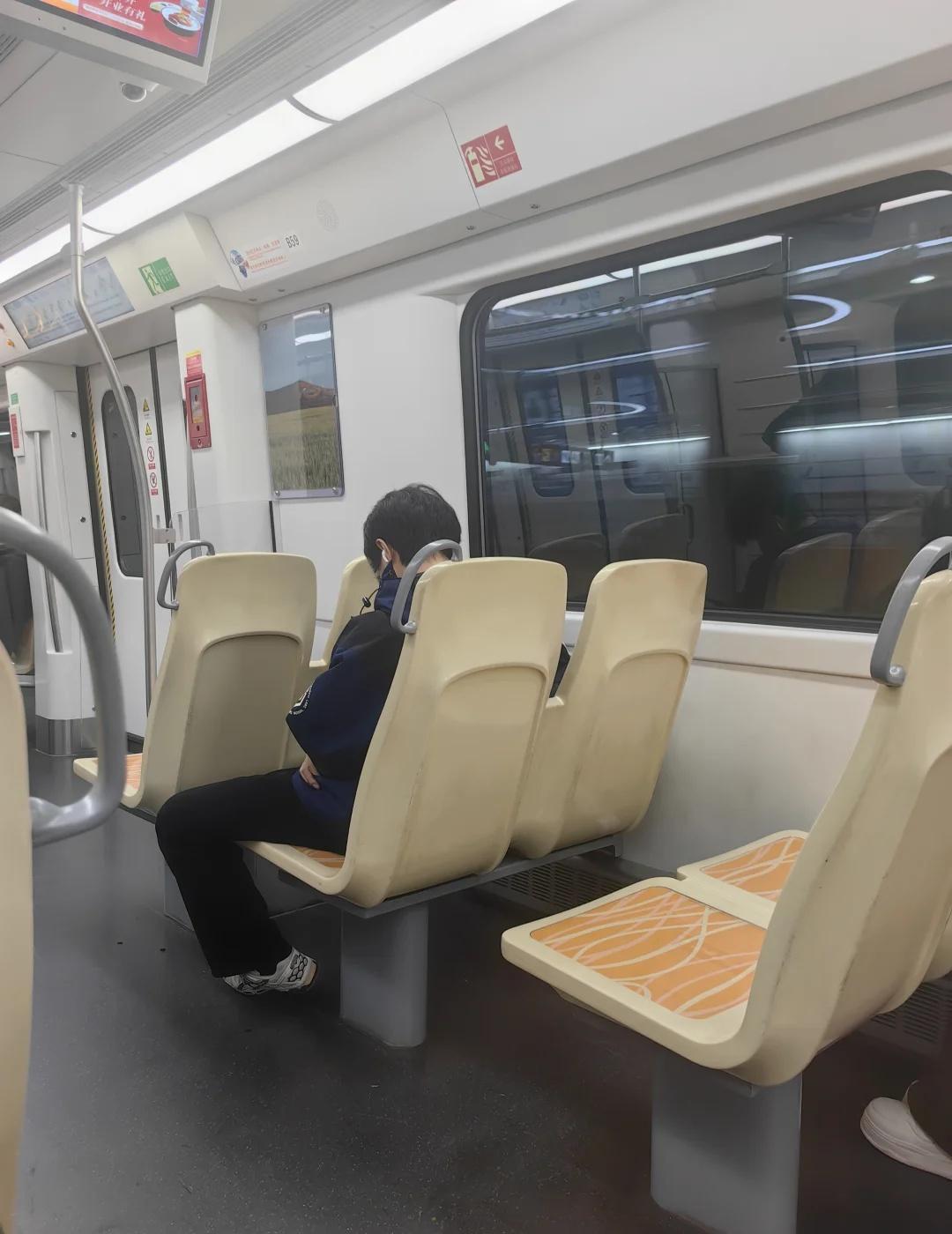 上海地铁你学学
这才叫座椅地铁 上海地铁 座椅 上海citywalk