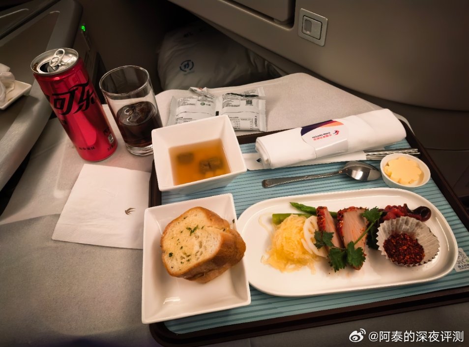 怎么说呢，这飞机餐，看着名字还行，吃起来是真一般[无聊]飞十个多小时，人快麻了，
