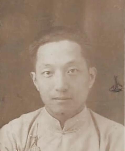 袁隆平的父亲袁兴烈毕业于国立东南大学，1938年台儿庄战役爆发，任职于铁路局的他