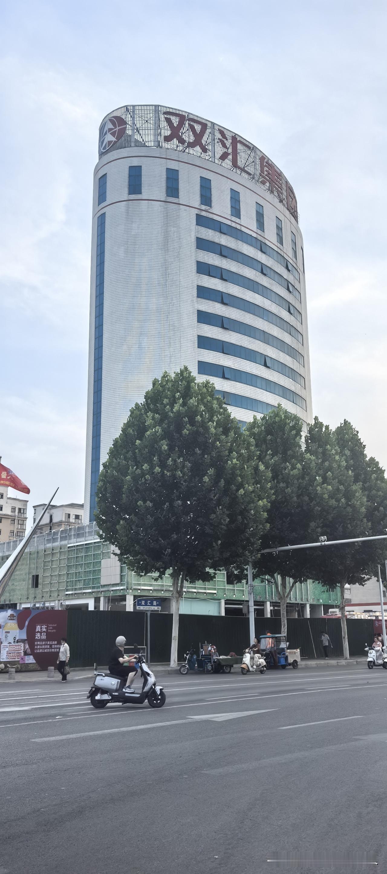 【老双汇大厦还在装修施工中，淘小胖何时开业，一拖再拖。】又一次经过金山路与双汇路