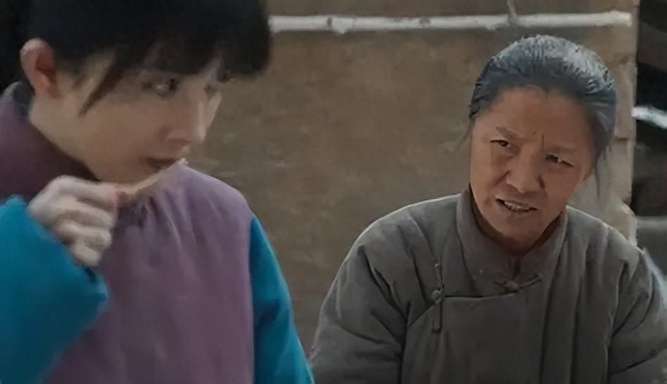 近年来，影视圈为地主阶级翻案的趋势渐增，其本质是为先富集团洗白。这既因文艺界旧时