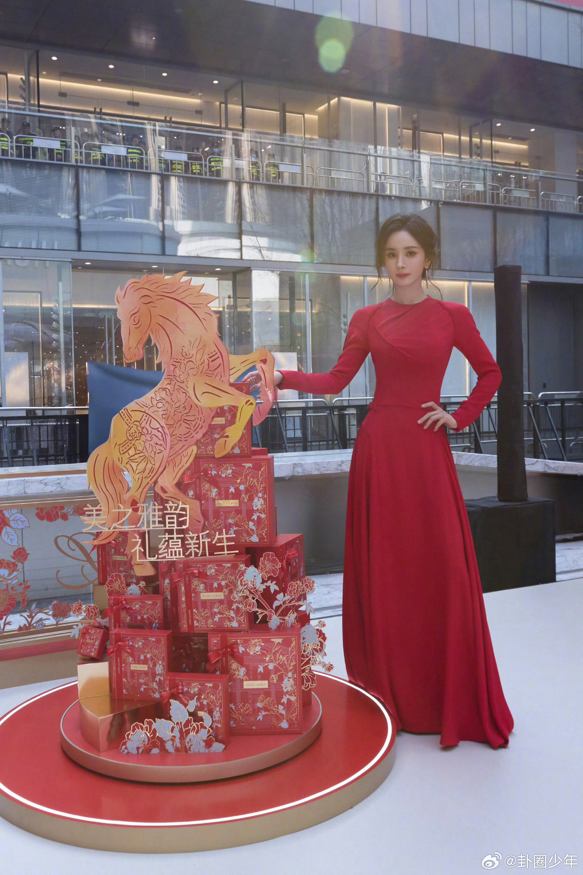 杨幂欣然赴约 谁被杨幂的赴约造型狠狠戳中？雅韵之家里的她，将冷奢质感与东方韵味完