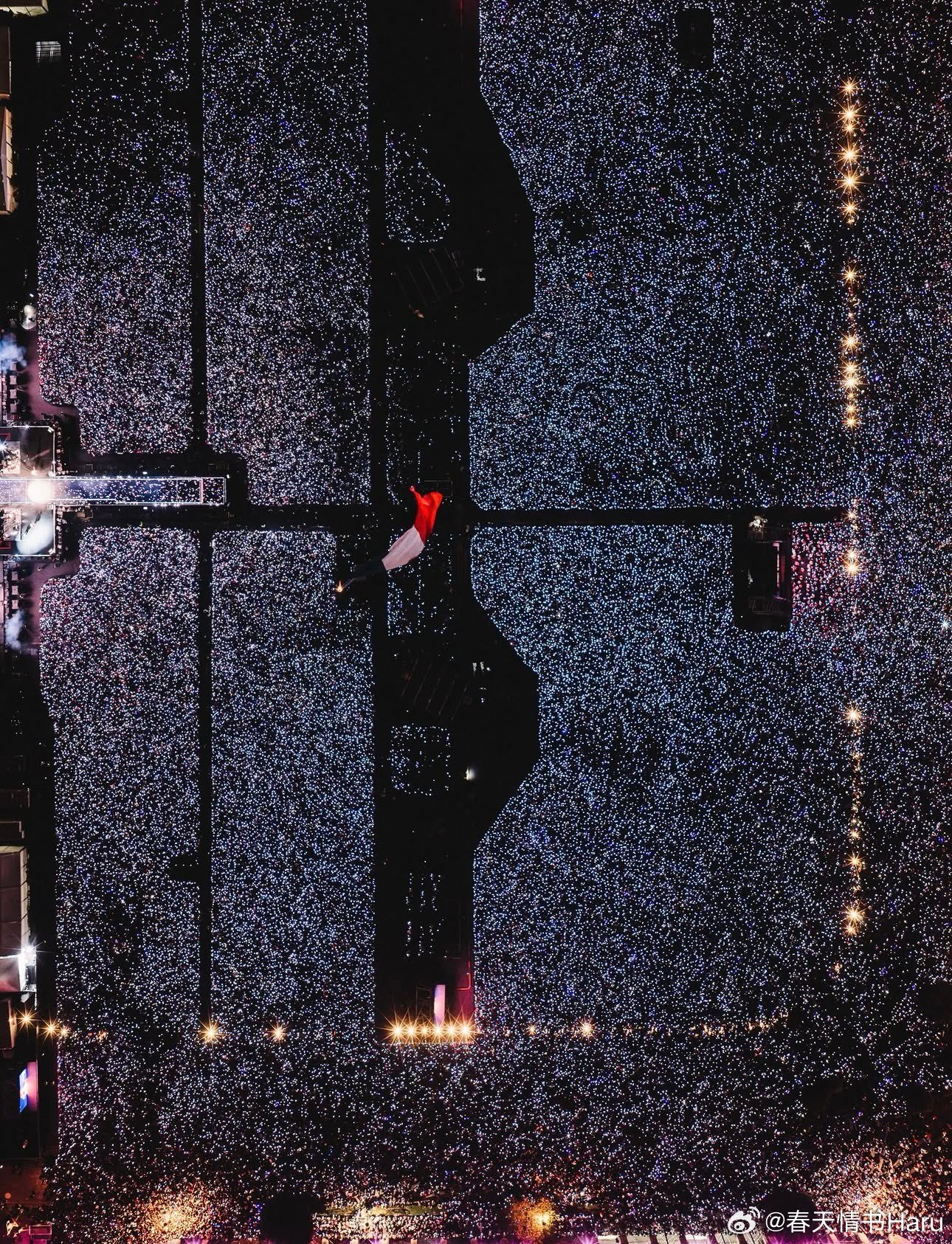 夏奇拉在墨西哥城的索卡洛广场举办的免费演唱会的航拍视角，现场共有40万人参加 