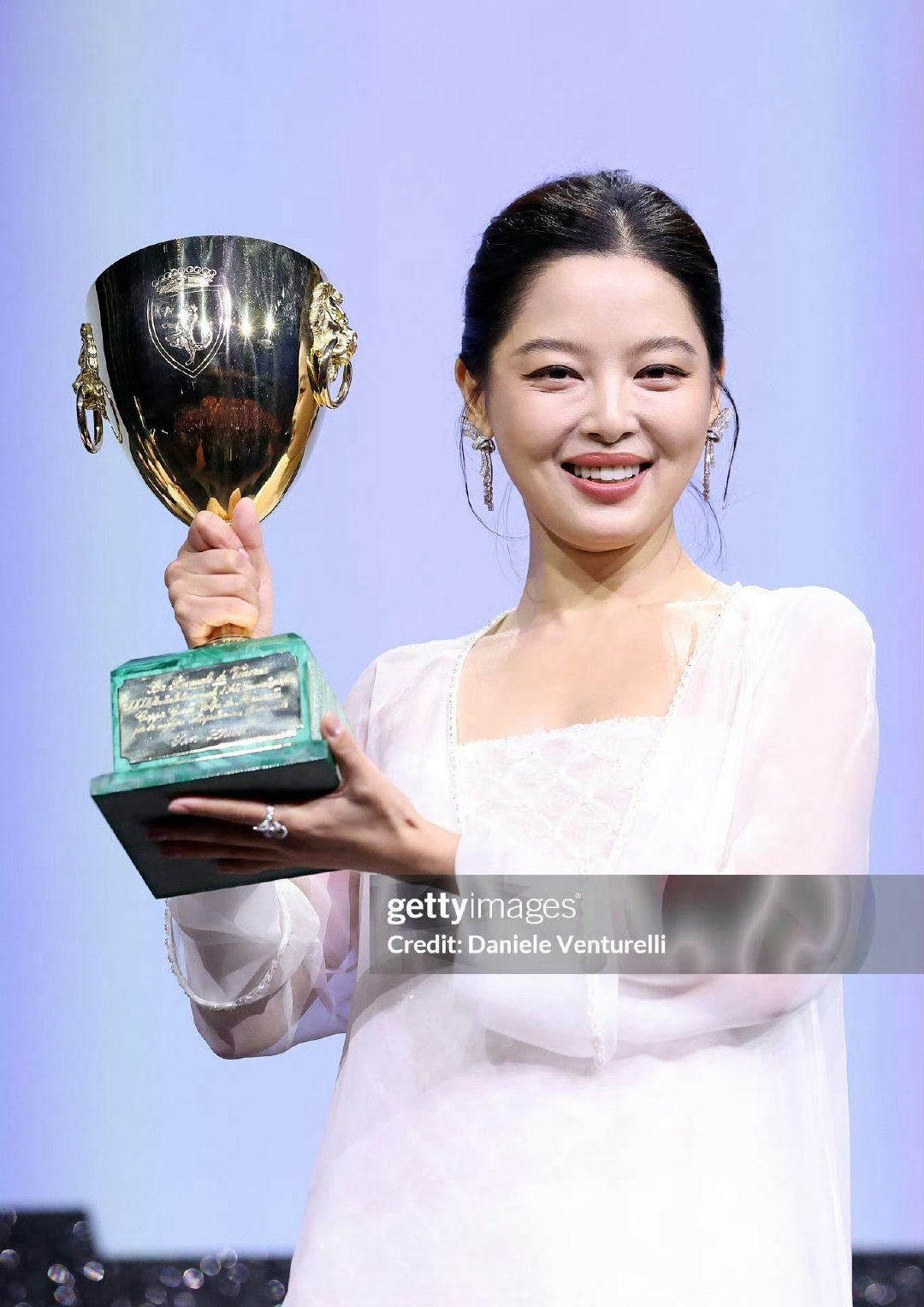 恭喜辛芷蕾凭借日挂中天夺下威尼斯电影节影后！跨越14年，中国演员再度折桂威尼斯电
