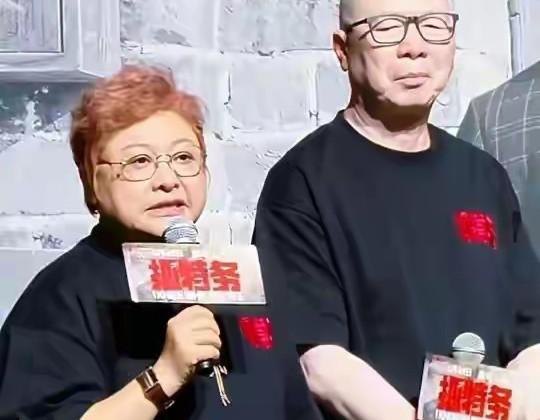 给冯小刚新电影站台，她来了句 "希望北京的朋友走个面儿"。
结果马未都直接下场怼