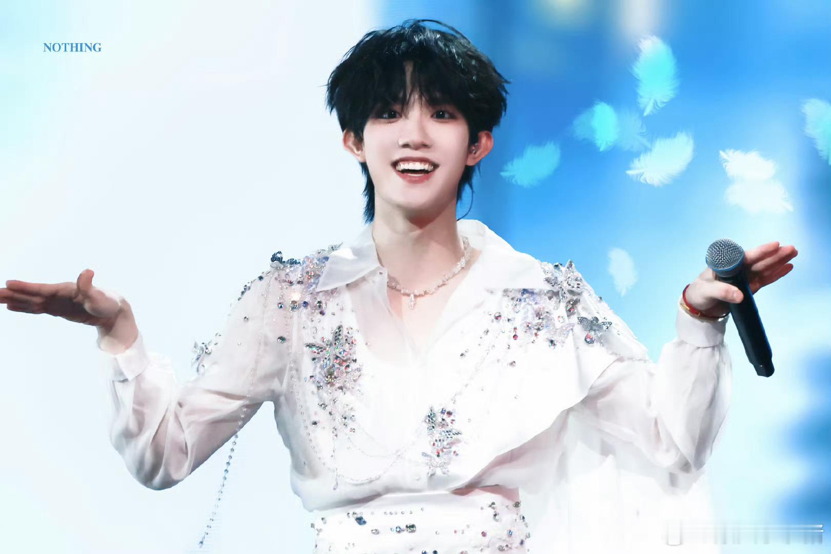 苏新皓飞吻 聚光灯下的温柔投递，眉眼带笑送出浪漫讯号，少年感与宠溺感交织，每一帧