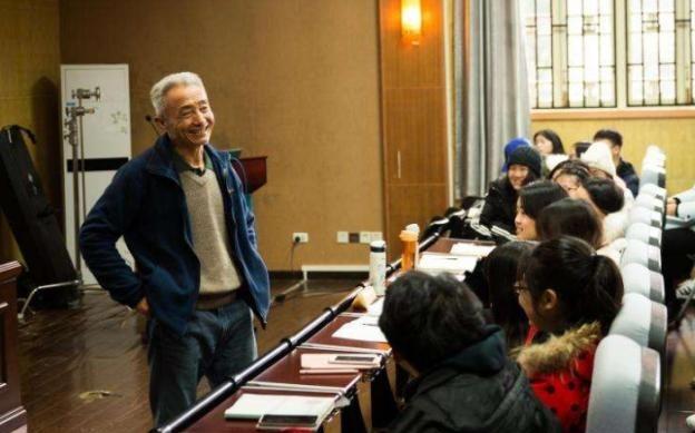 1977年，戴建业高考考了289分，被华师大录取。没想到进了大学后，他立马傻眼了