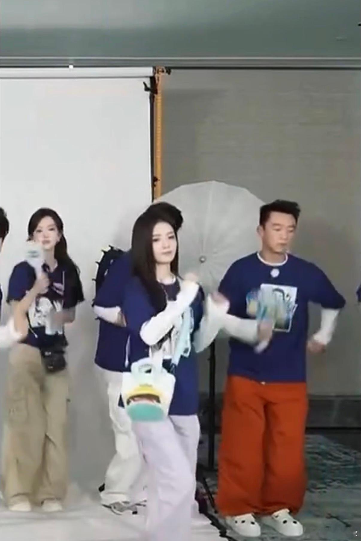白鹿跳儿童舞像幼儿园班长 白鹿这儿童舞跳的，活脱脱幼儿园班长！动作活泼带着组织感