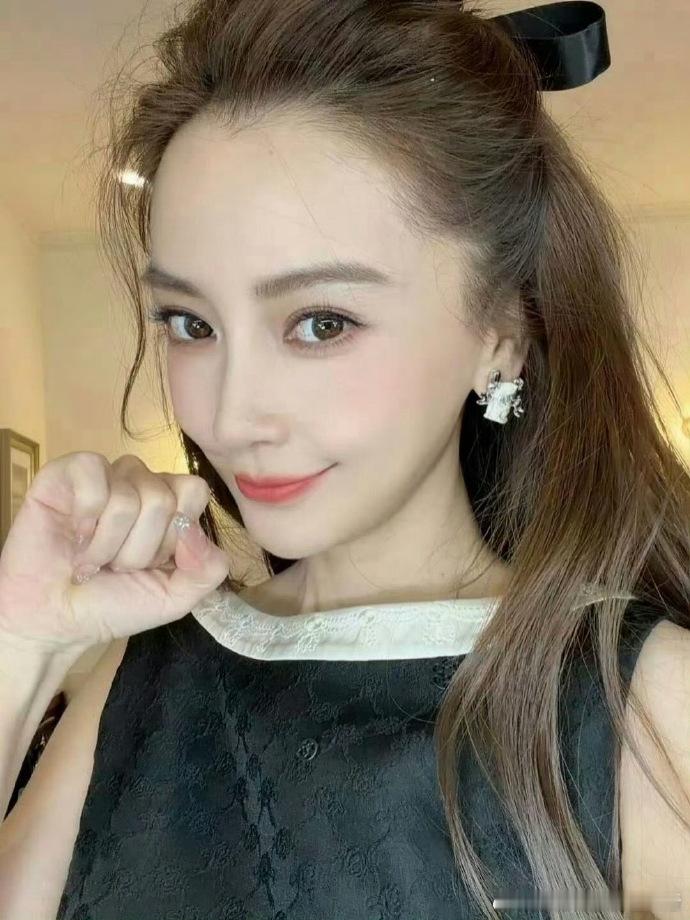 Angelababy猫咪自拍Angelababy穿了未发布超季系列 Angela