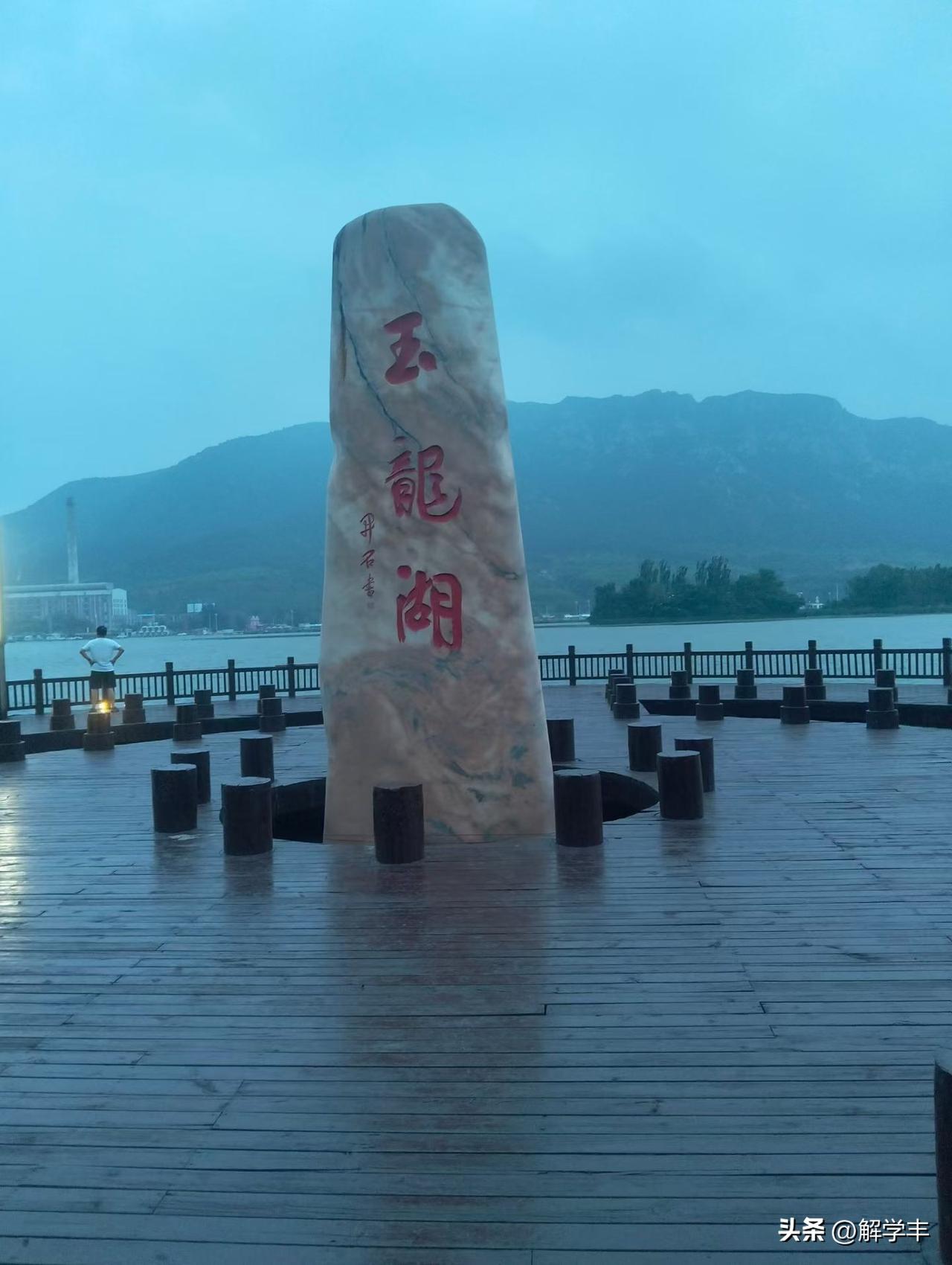 a股目前进入分化结构性极端行情，
主线赛道不断刷新历史新高，
老登股一路往下不回