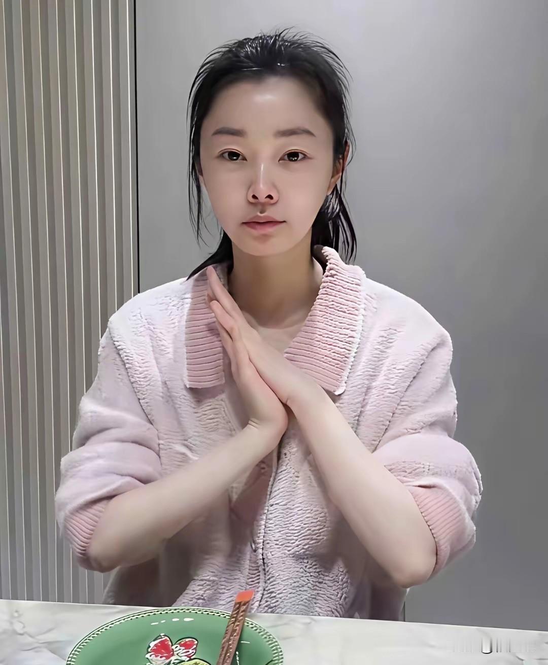 宋轶素颜照来了，一身粉嫩，肤色特别白，就是鼻子成为了焦点
宋轶的素颜显得也是特别