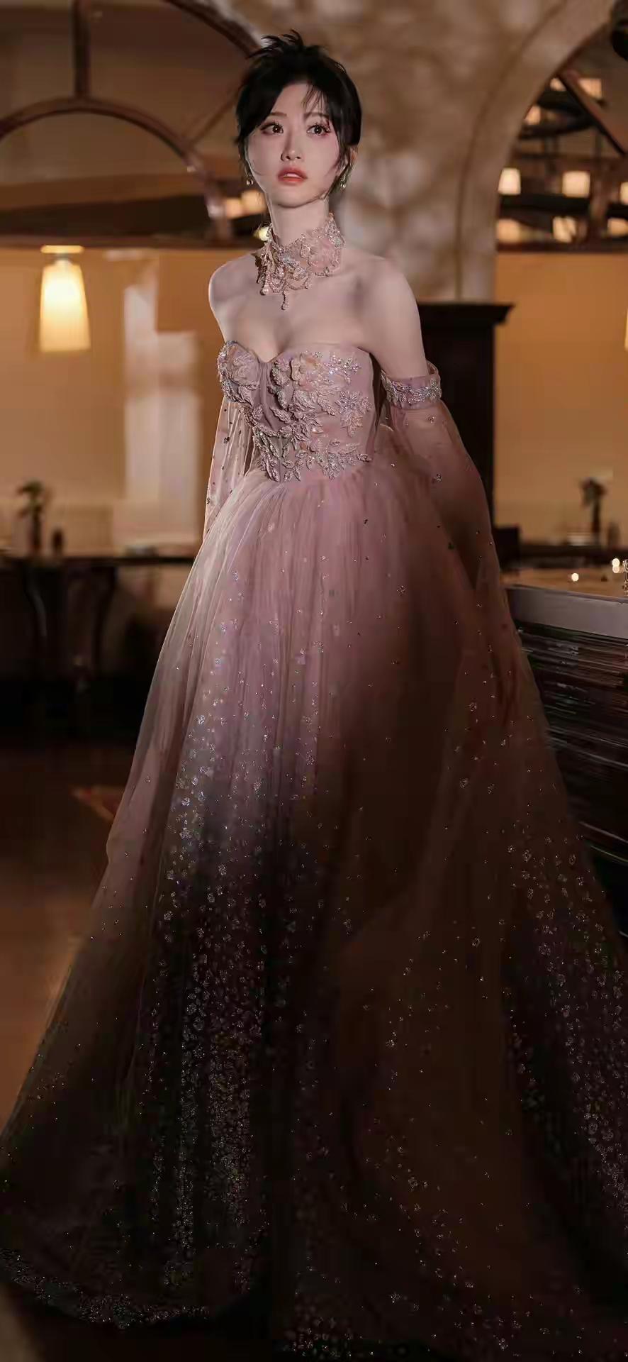 梦幻粉裙公主，优雅气质满满！👗✨