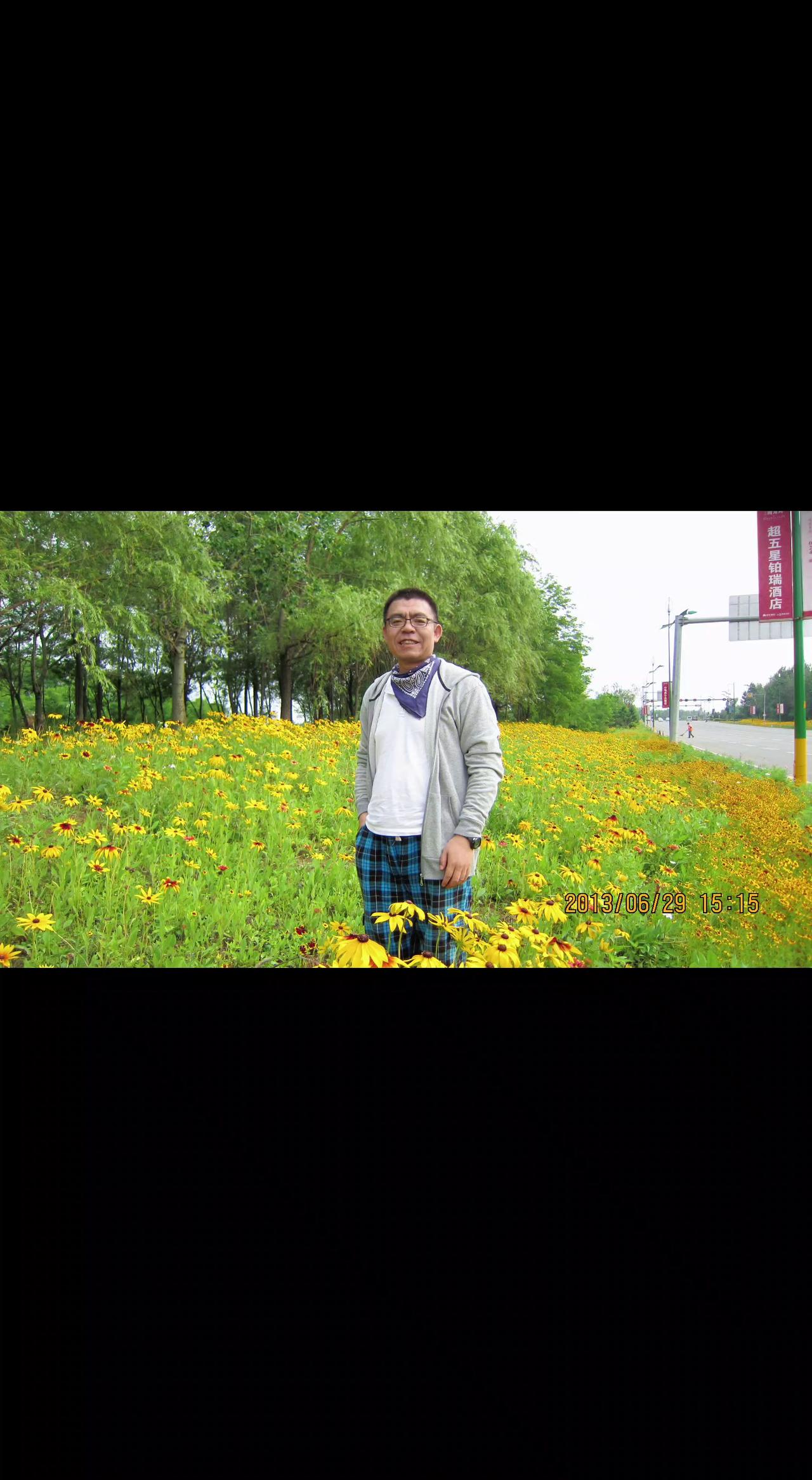 🌻闯进这片小黄花海时，风正把阳光酿成蜜🍯。衣角沾着草木香，连影子都在笑～