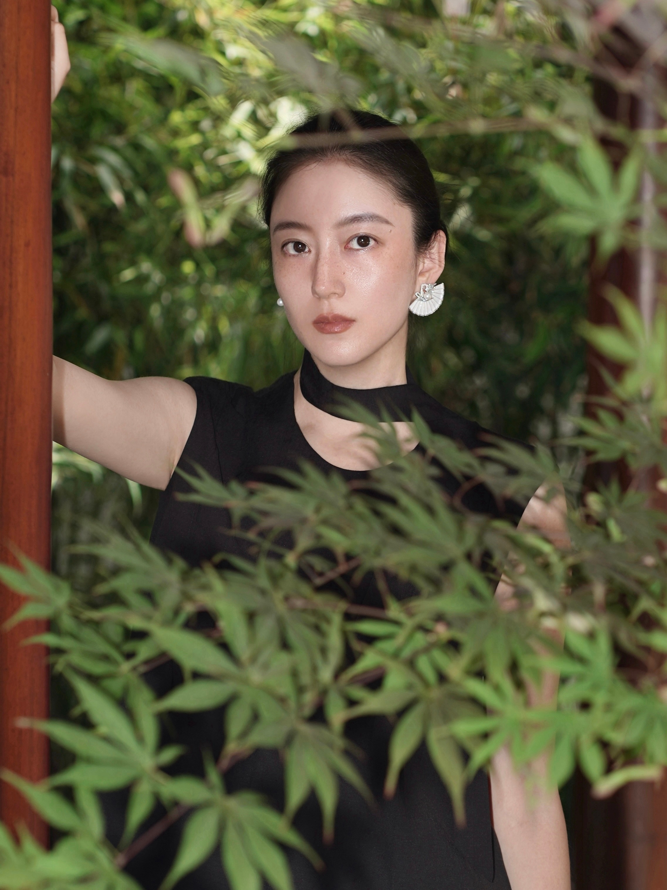 MOH OOTD | 微风扇影，定格从容气度夏日庭院的绿意与光影间扇形天鹅耳饰悄