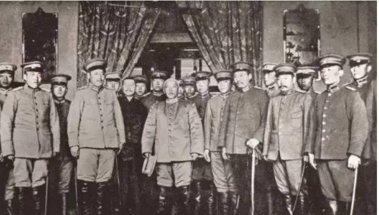 辛亥革命南北议和期间 ，孙中山为了顾全大局，主动推举袁世凯担任中华民国临时大总统