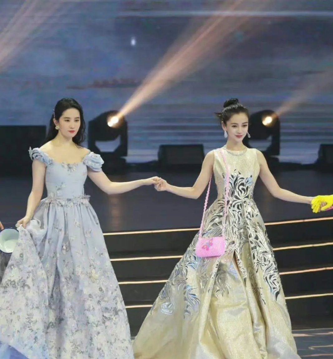 原来天仙和baby同框过啊！都是85🌸美🌸，印象中俩人好像没有交集。 