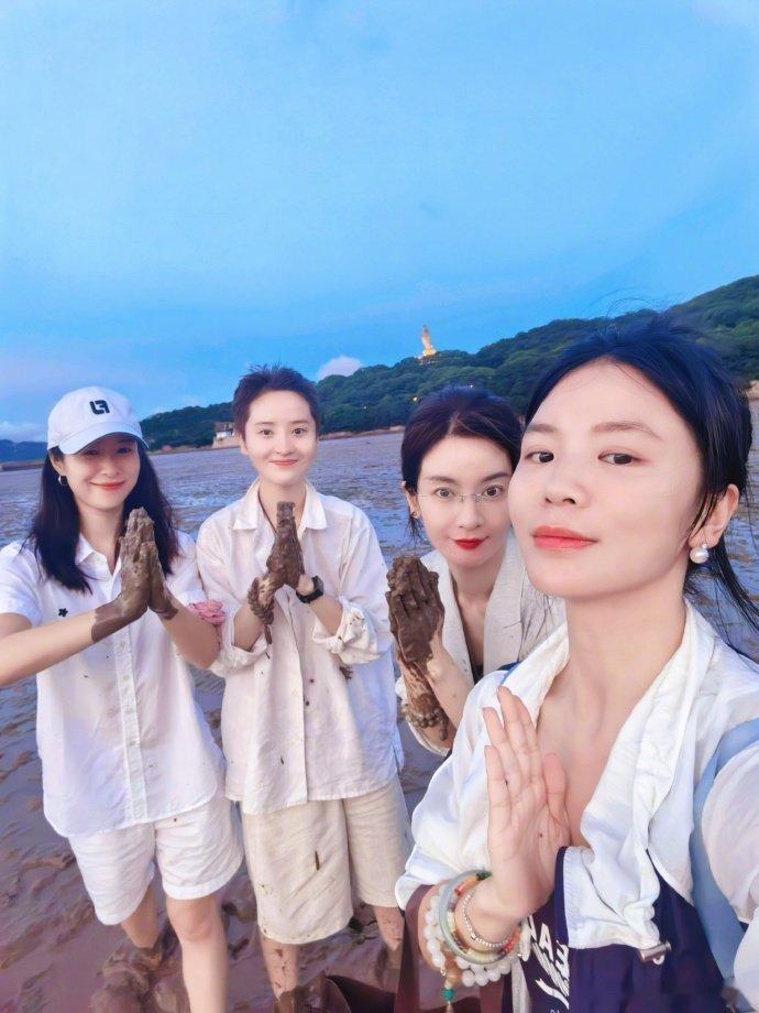李晟黄英蒋一侨江一燕玩泥巴李晟黄英蒋一侨江一燕合照 李晟、黄英、蒋一侨、江一燕组