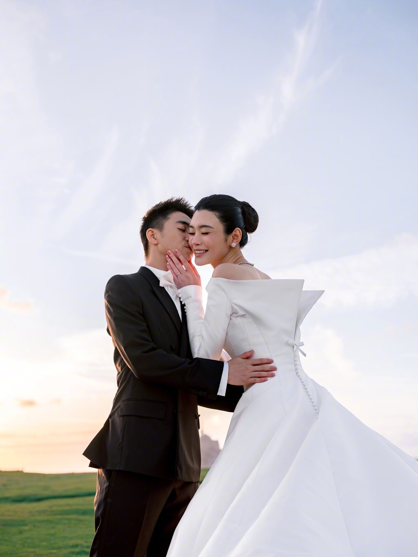 奚梦瑶与何猷君婚为期三天的婚礼庆典，婚礼摄影师josevilla选择了一个傍晚，