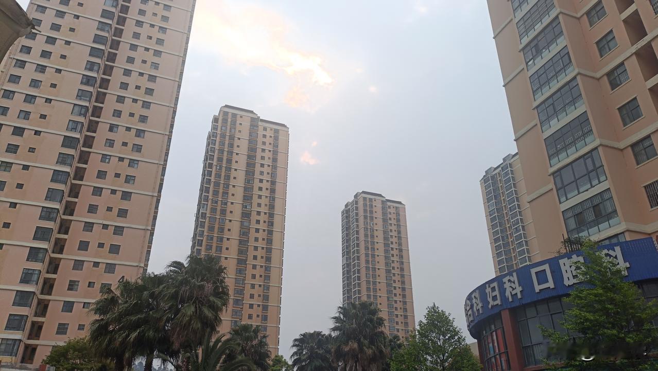 今天昆明的天空灰雾蒙蒙的，太阳还舍不得出来，看天气预报，空气质量也不是很好。昆明