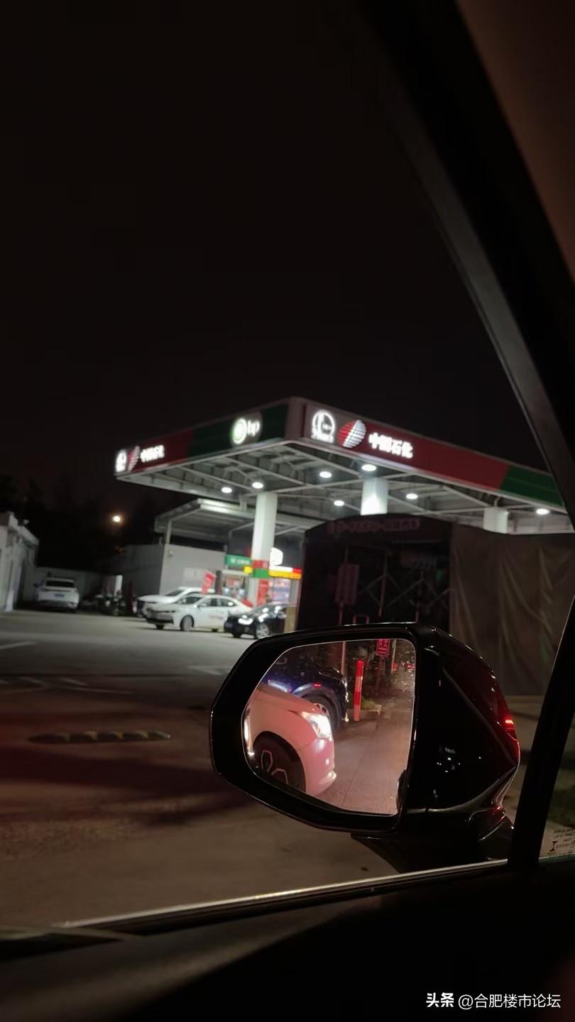 现在加油站都是在排队。
油价这次不是涨几毛了。