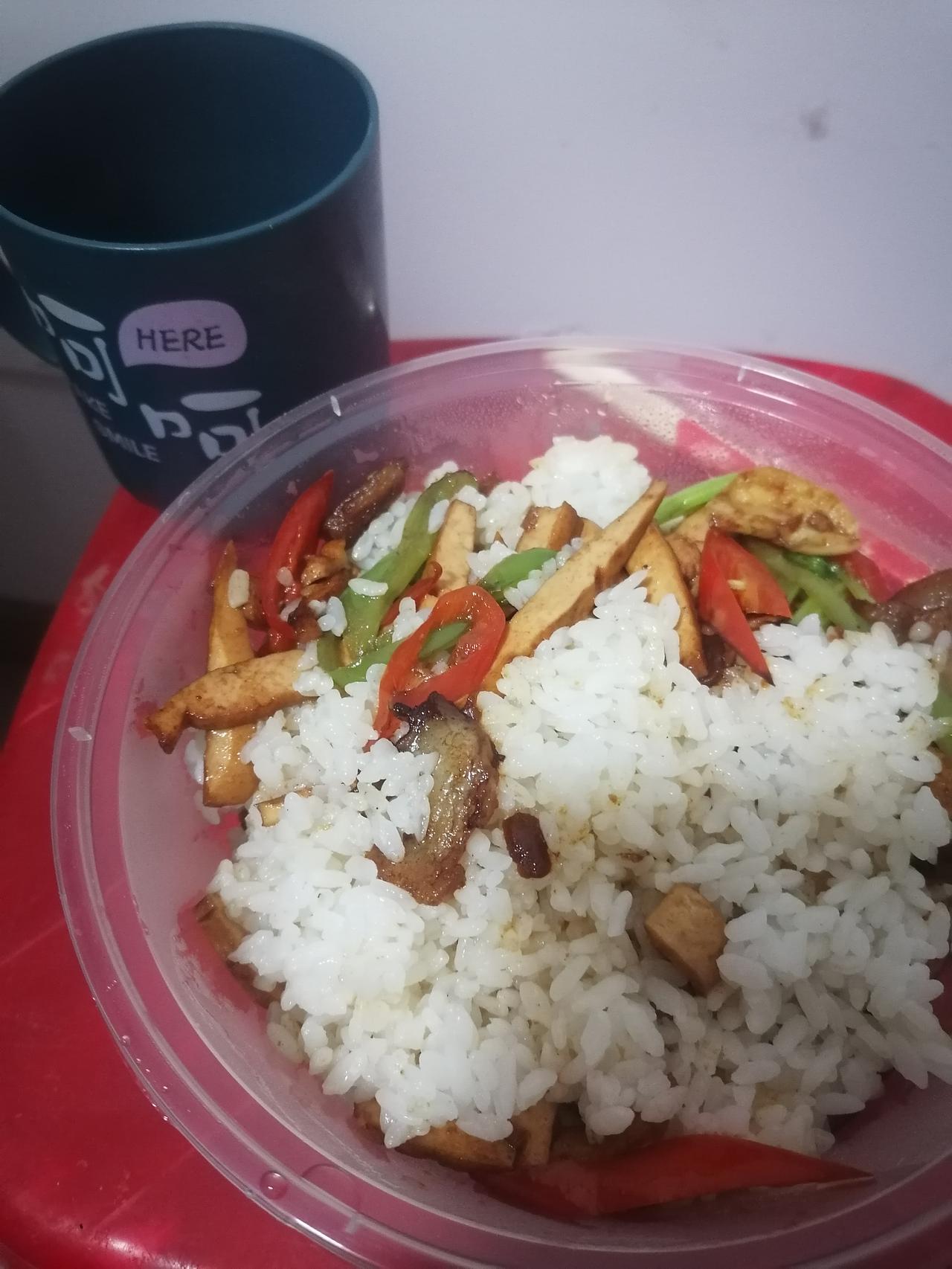 大家好，我是水电工星仔，28号到的工地宿舍，1号在宿舍睡了一天，依旧是香干炒肉加