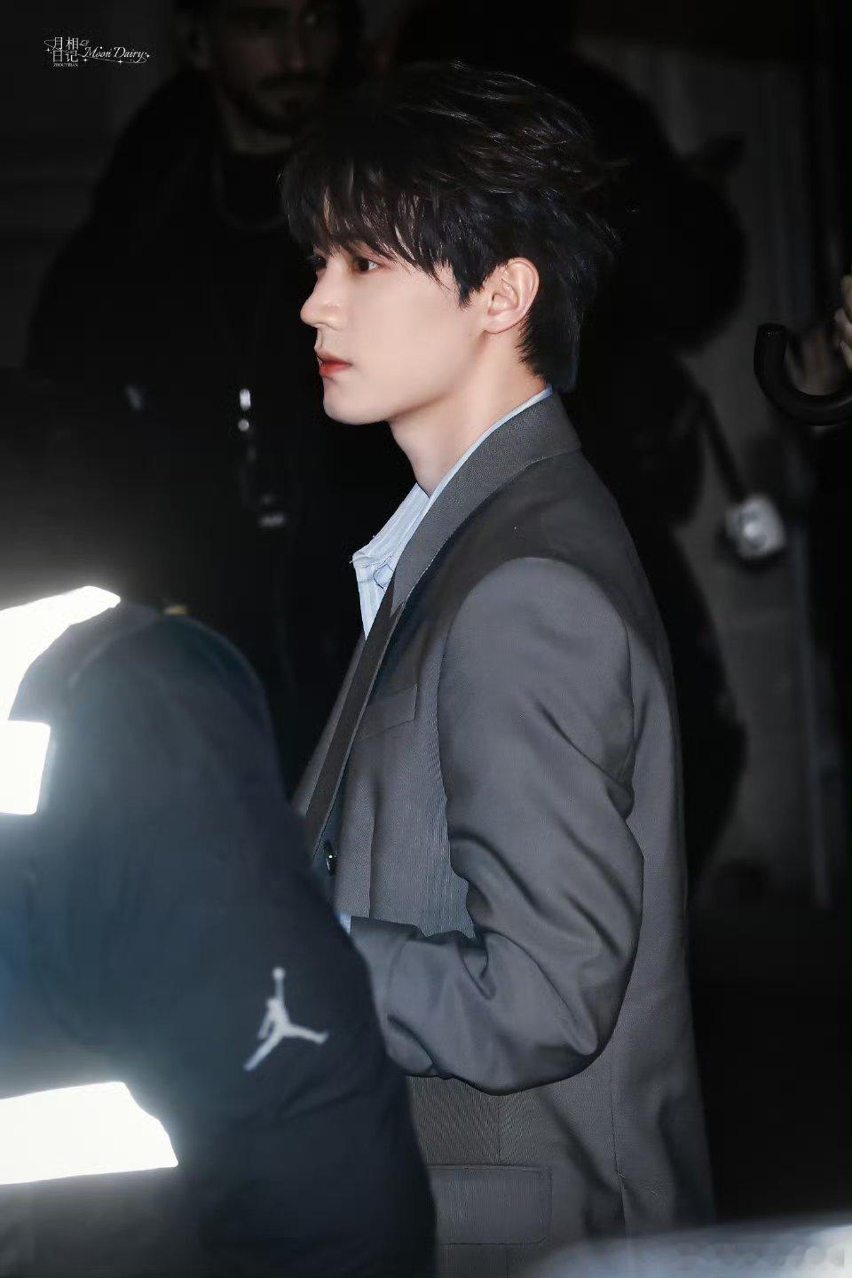 周翊然巴黎男装周首套正式造型，大背头现偶男主他真的来了！