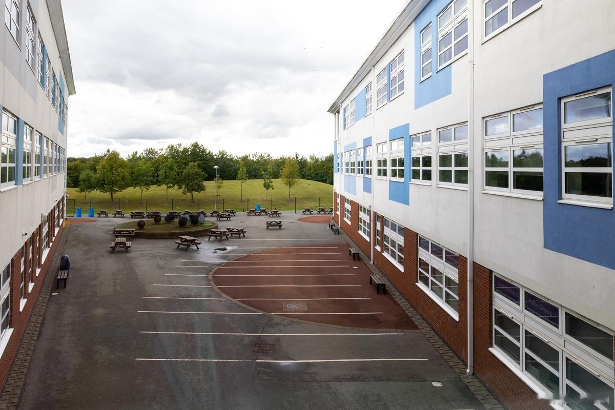 佳木斯市松北高级中学是一所成立于2004年的公办高中，坐落于松花江北岸的佳木斯市