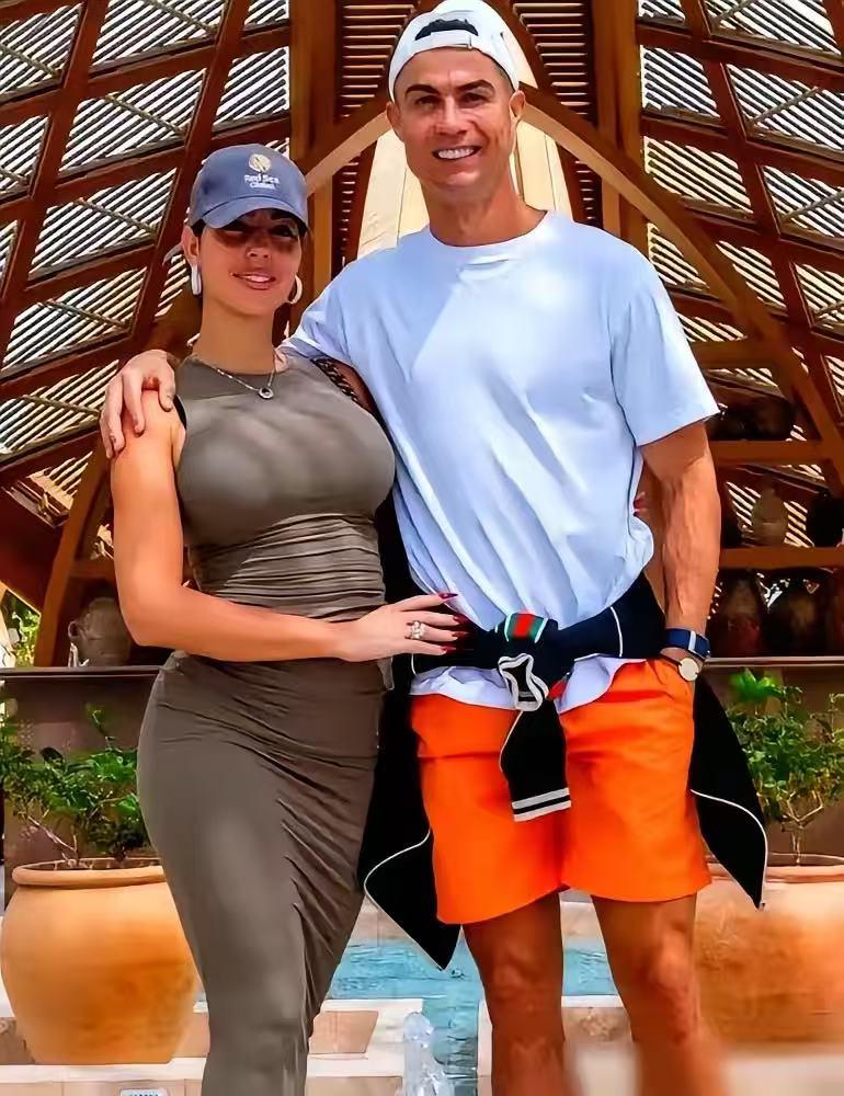 C罗，要不要对女友这么狠啊。本以为41岁c罗的身材已经很棒，超级自律了。没想到看