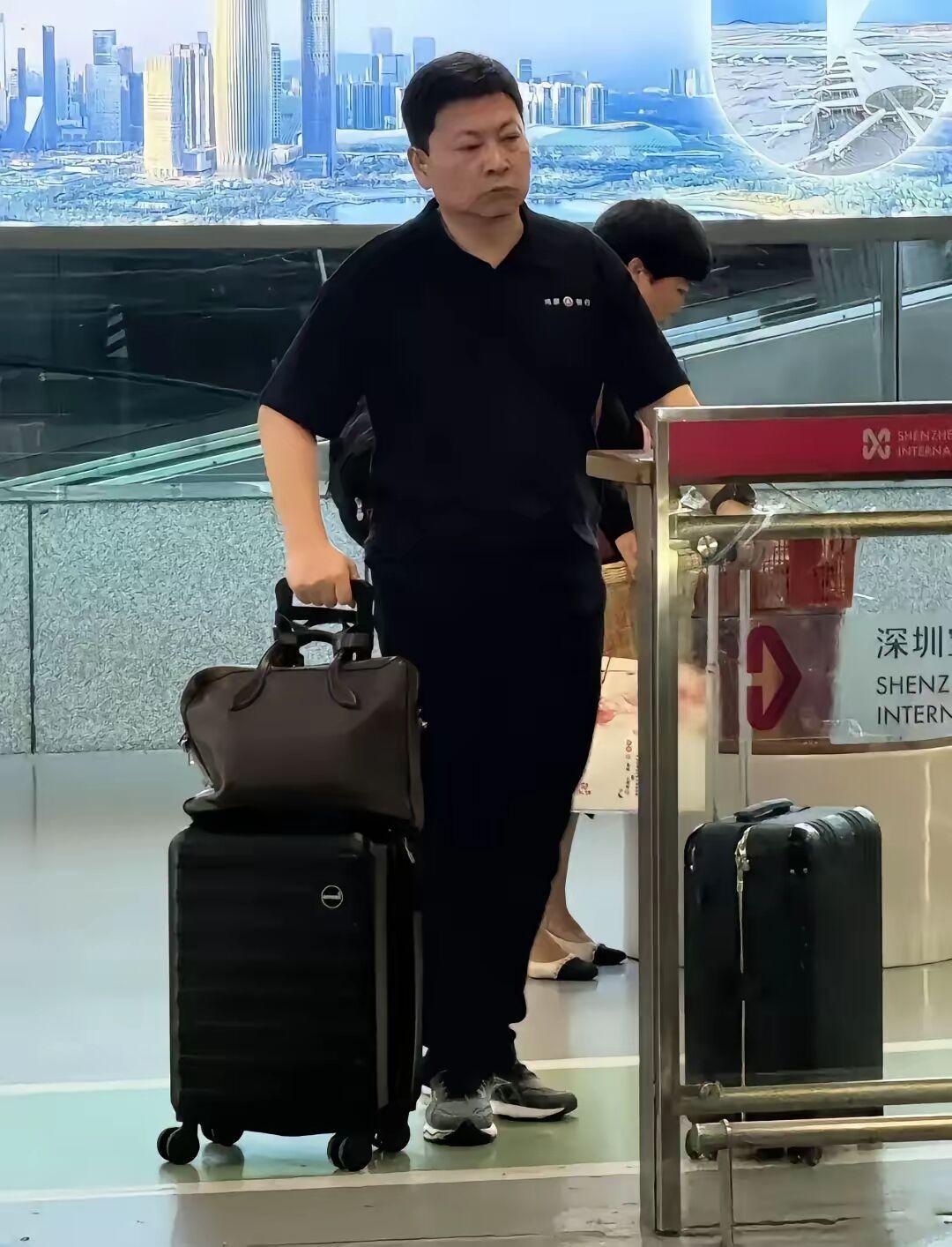 余承东在问界M9发布会后，匆匆忙忙赶回深圳。在深圳机场，被网友抓拍了。

据网友