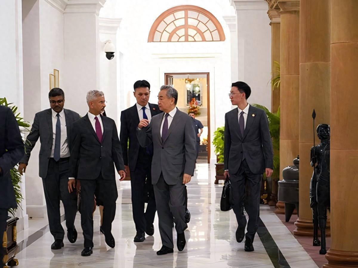 莫迪终于如愿等来了中国！我国王毅外长已经抵达印度，开启了访印行程，下飞机的第一句