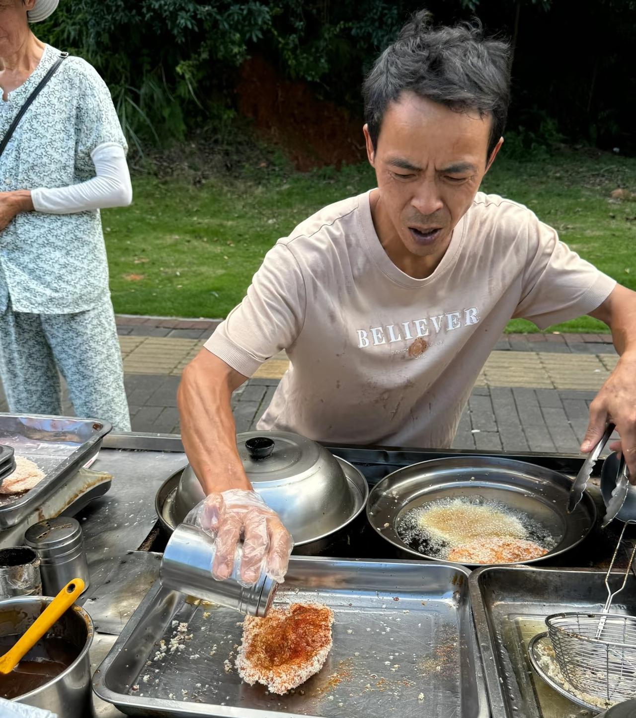 江西鸡排主理人摆摊一个月能赚多少钱？网友算了一笔账如下：就算1分钟平均一个人，8