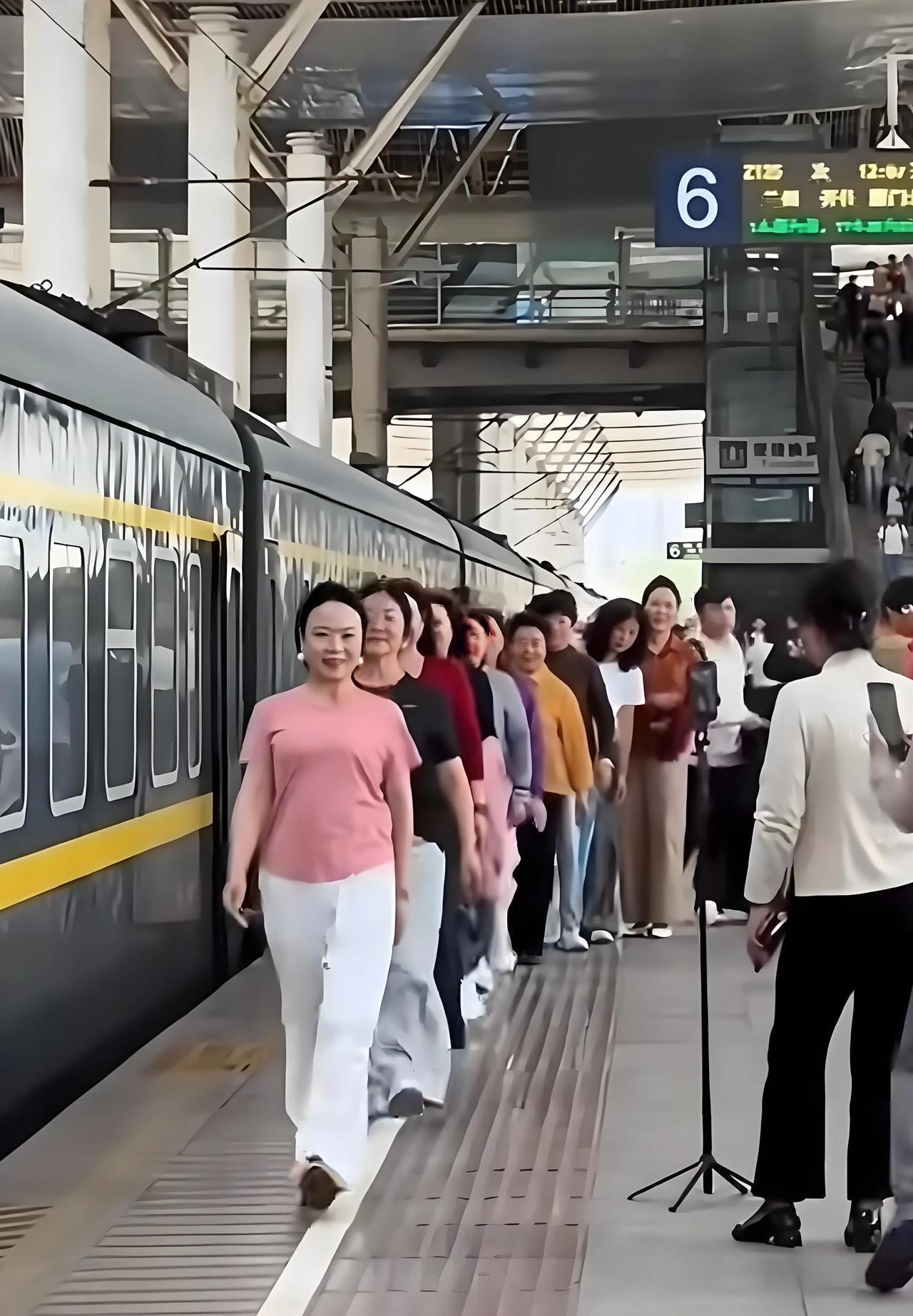 对退休大妈来说，一切皆是秀台。