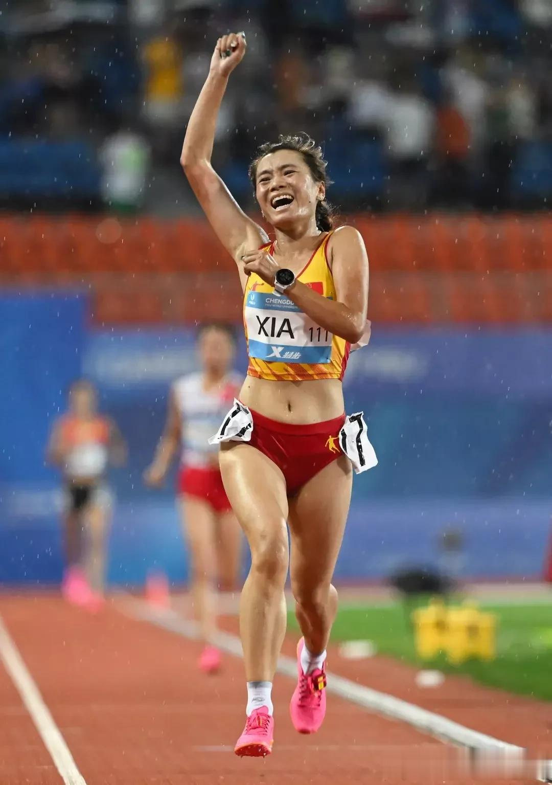  
这张照片很美👉8月1日，女子10000米决赛冠军➖夏雨雨在冲刺后庆祝胜利。