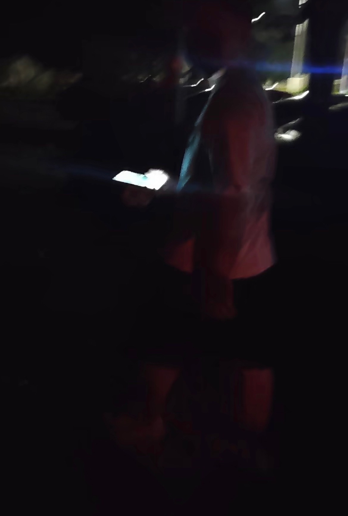 【玉林一男子贴广告纸在后视镜被抓现行】近日，玉林市某地一名男子去贴广告纸在小轿车