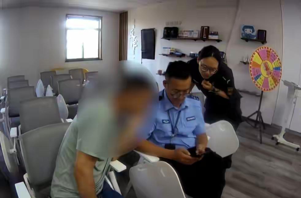 “网恋谈钱必有诈，”浙江嘉兴，男人在网上认识一个叫婷婷的女子，每天用甜美的声音向