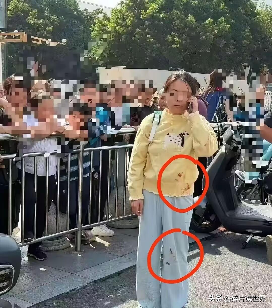 成都拿U型锁打人事件，我关注到一个细节：打人宝妈的黄色毛衣上和裤子上，都沾上了血
