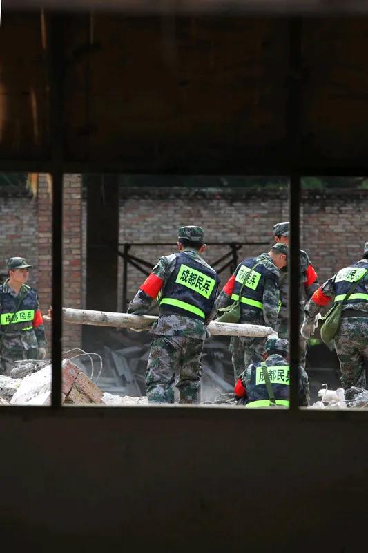 绝句.地震
轰然地动扰清平，
屋晃楼摇险象生。
守望相扶心太惧，
救害捐款献爱心