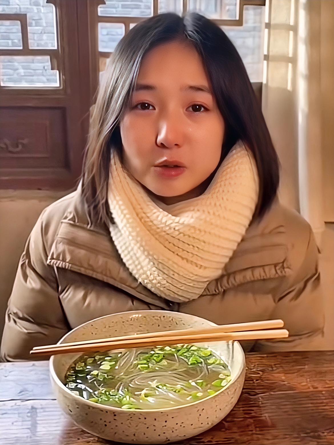 刷到这条视频，
我鼻子一下就酸了。

一个独自在山村支教3年的姑娘，
父母双亡，