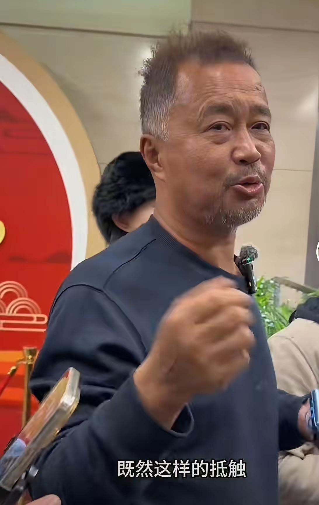 他一个“文化痞子”太把自己当成人物了，还真以为自己是“文化传播使者”[捂脸]